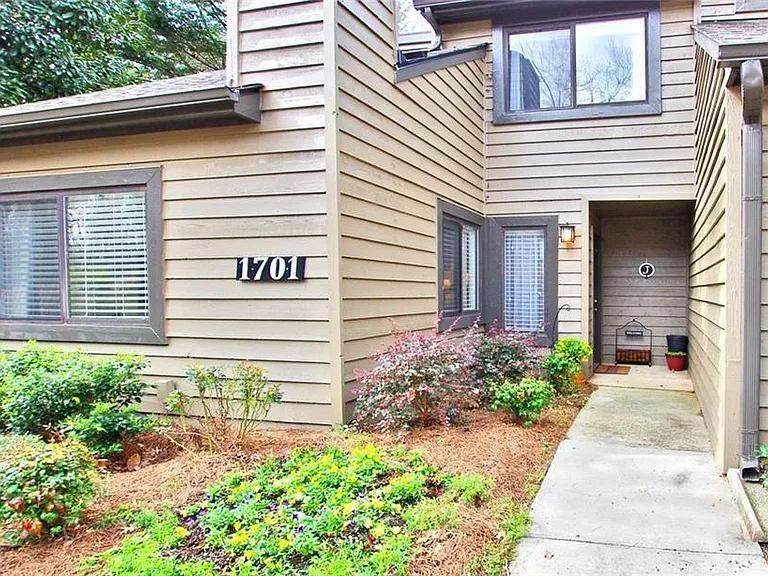 1701 Cedar Chase Ln NE — Photo 1