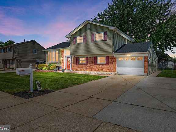 3rd image of 18 Canterbury Dr