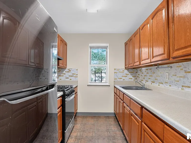 747 Essex St #3 — Photo 8
