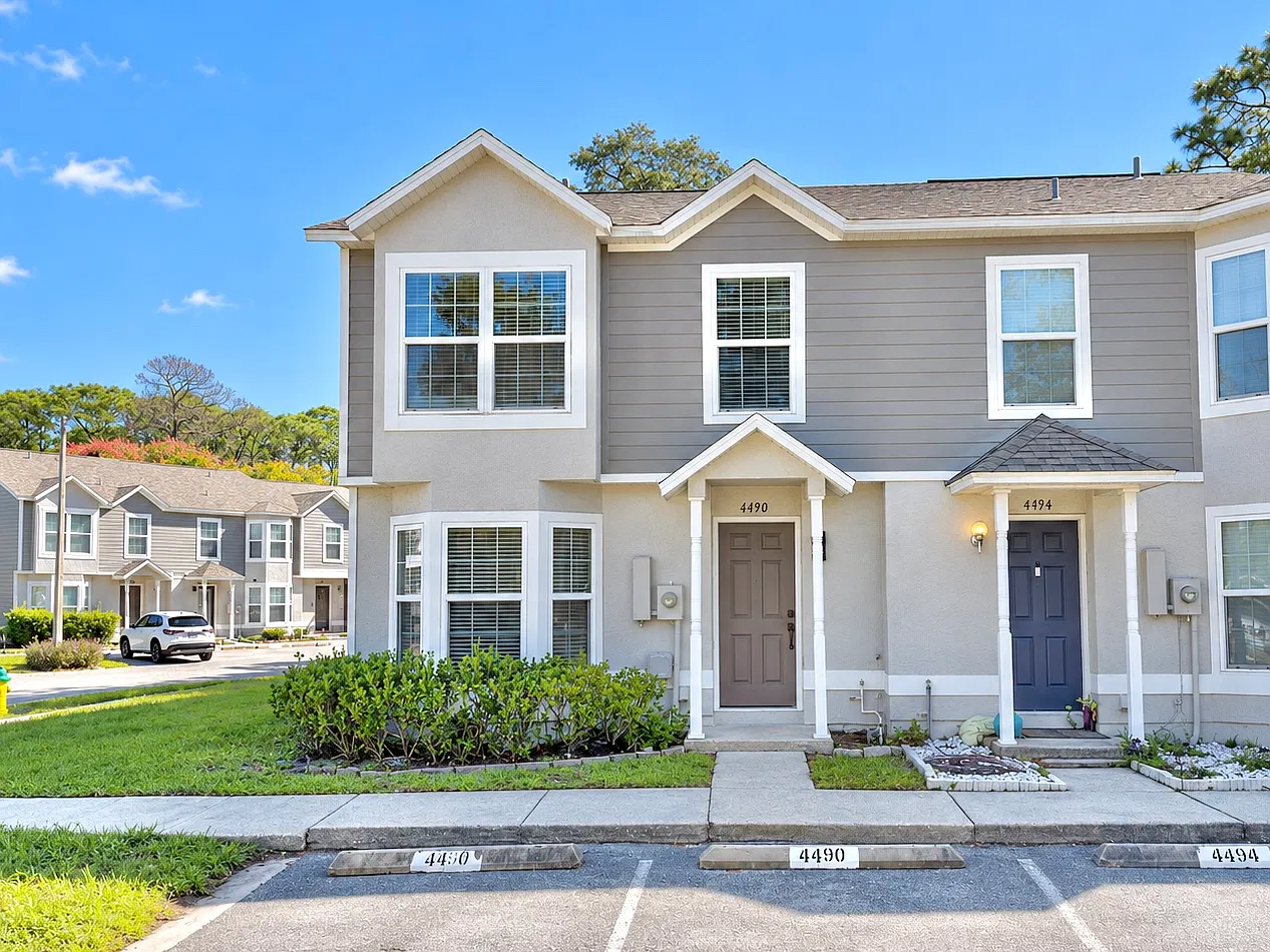 3 bed, 2.5 bath, 1359 sqft, $2,400 — Photo 1