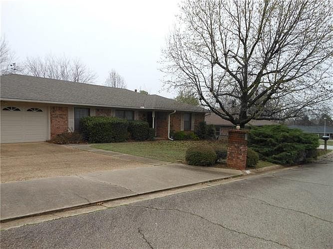 1st image of 504 Jenny Wren St