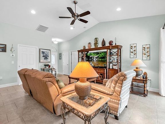 3rd image of 519 W Cashew