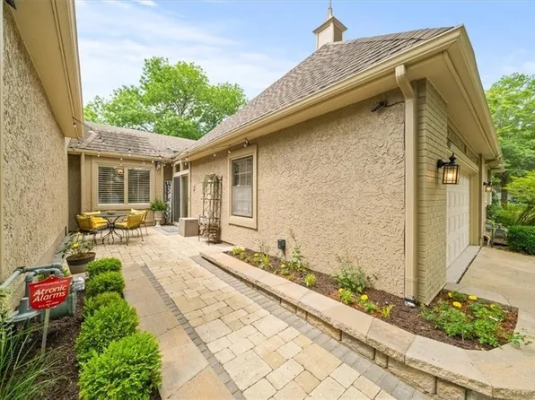 12847 Cambridge Rd, Leawood, KS 66209