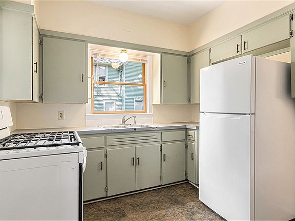 5th image of 816 Wealthy St SE APT 1