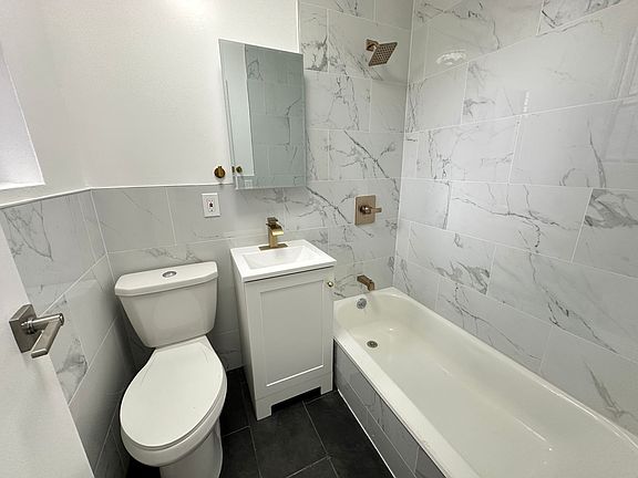 5th image of 20 Gifford Ave #24E