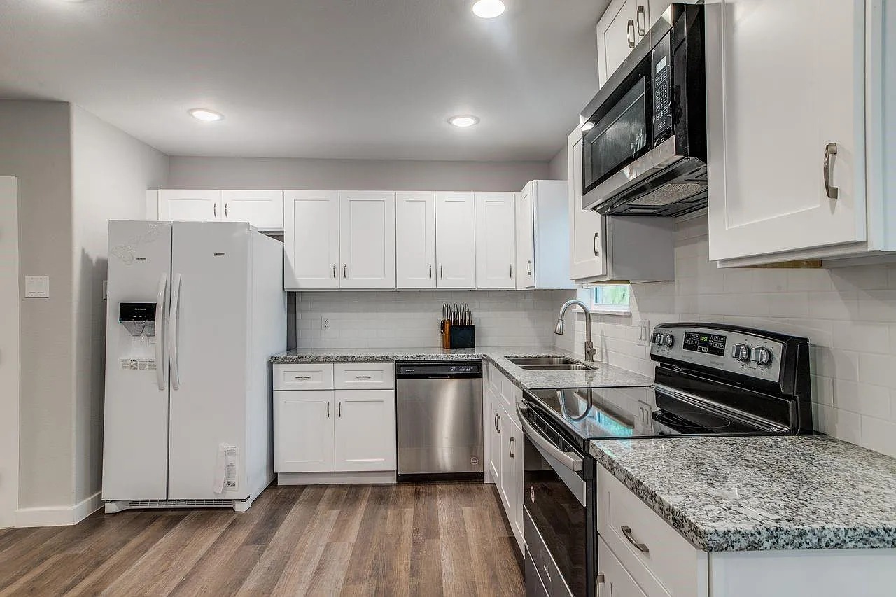 3 bed, 2.5 bath, 1200 sqft, $1,700 — Photo 1