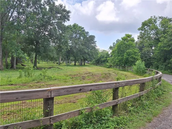 10855 Willow Dr, New Orleans, LA 70131