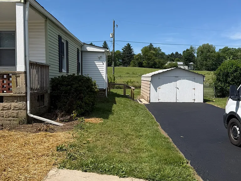 422 Wellington Ave — Photo 3