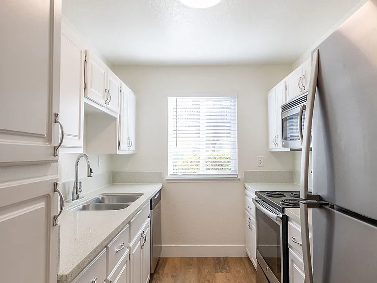Cadena Apartments — Photo 9