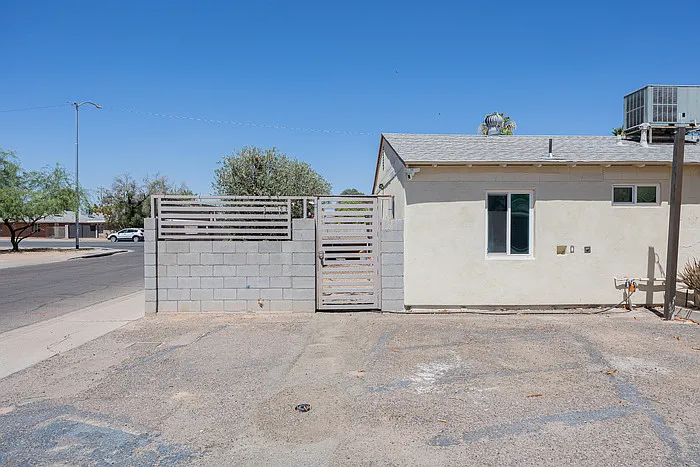 2 bed, 1.0 bath, 600 sqft, $1,050 — Photo 2