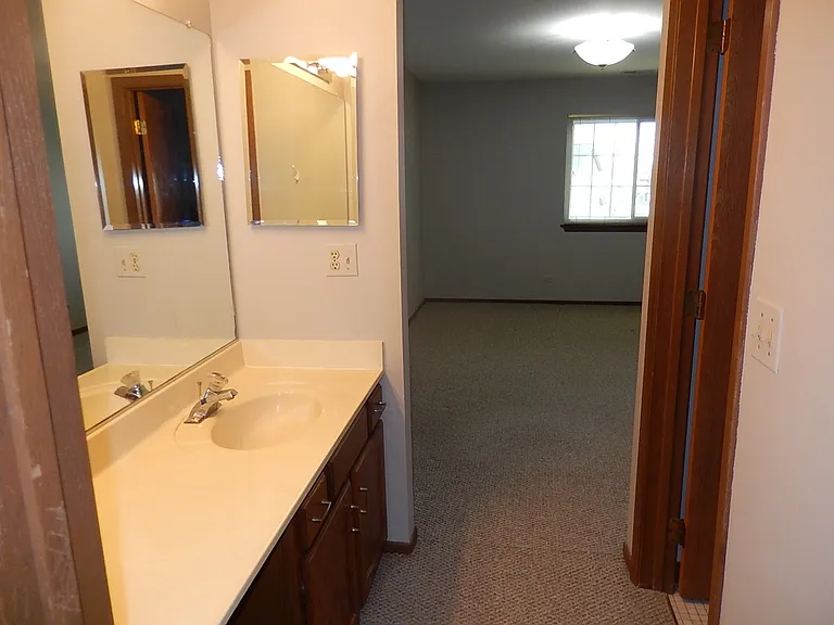 975 Westchester Cir — Photo 5