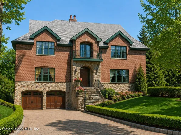 347 Deere Park Pl, Staten Island, NY 10301