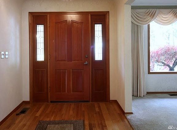 Welcome home to hardwood entry.