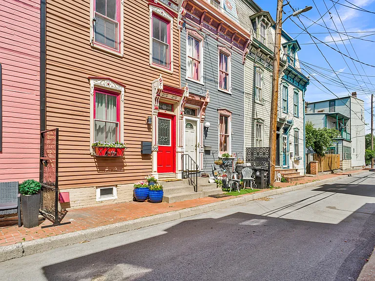 585 Showers St — Photo 23