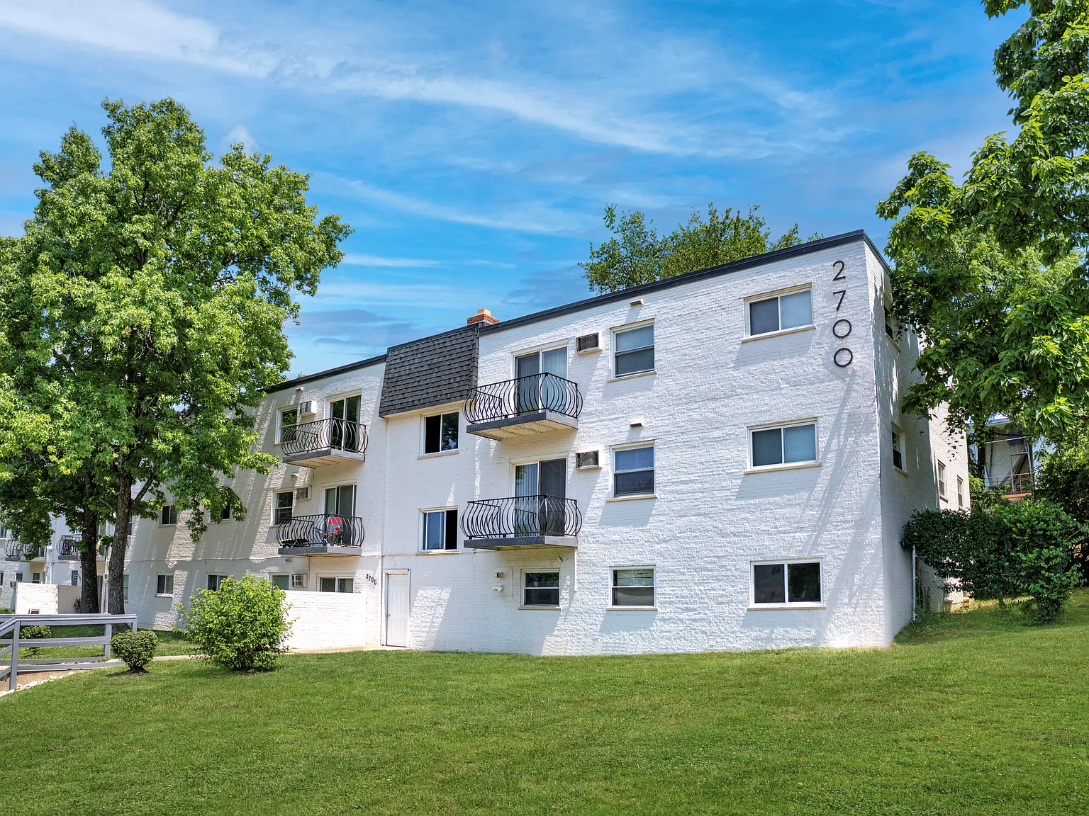 Hillvista Apartments — Photo 1