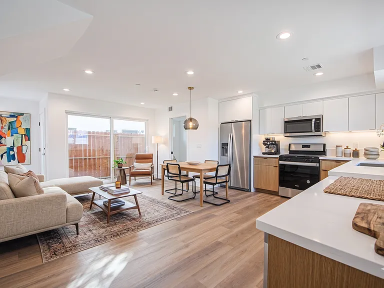 Luxury 3 & 4 Bed Townhomes a Short Walk to Topanga Village! — Photo 8
