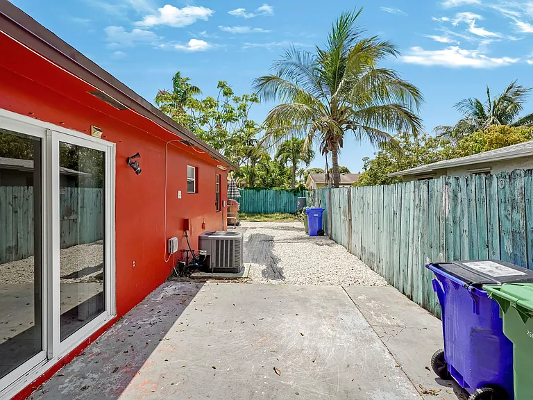 543 SW 61st Ter — Photo 24