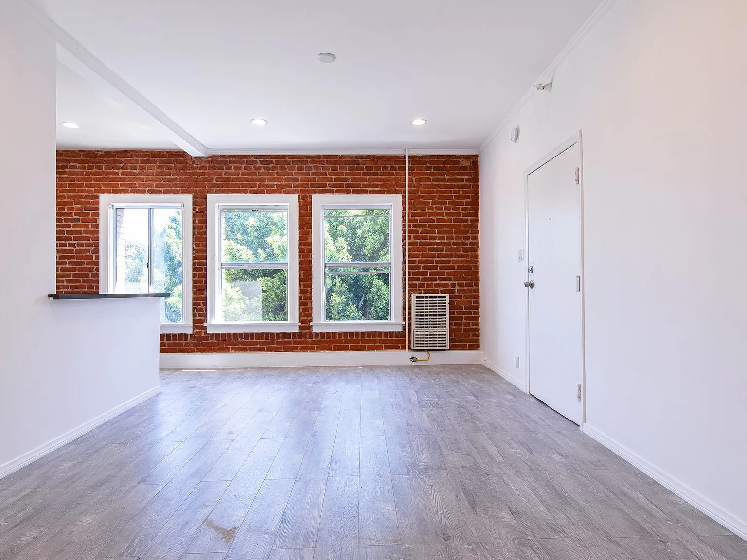 Western Apartments | Renovated Apartments Near Wilshire/Western Metro — Photo 4