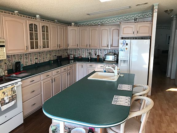 5th image of 26369 Charlotte Dr