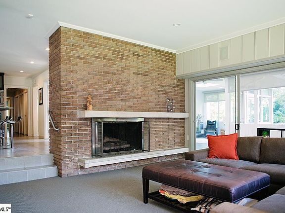 5th image of 15 Westview Ave
