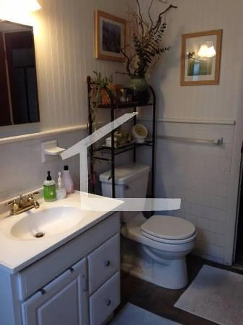 Amazing Unit in a House — Photo 4