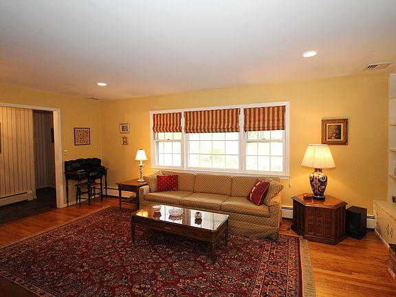 5th image of 15 Briarwood Ln