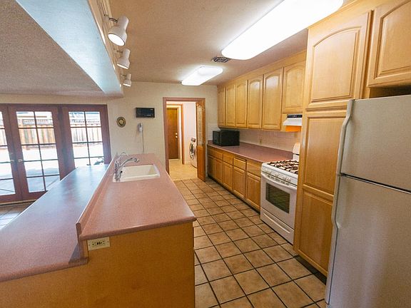 2nd image of 919 Hedegard Ave