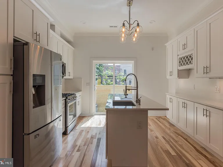 1335 S Bouvier St — Photo 1