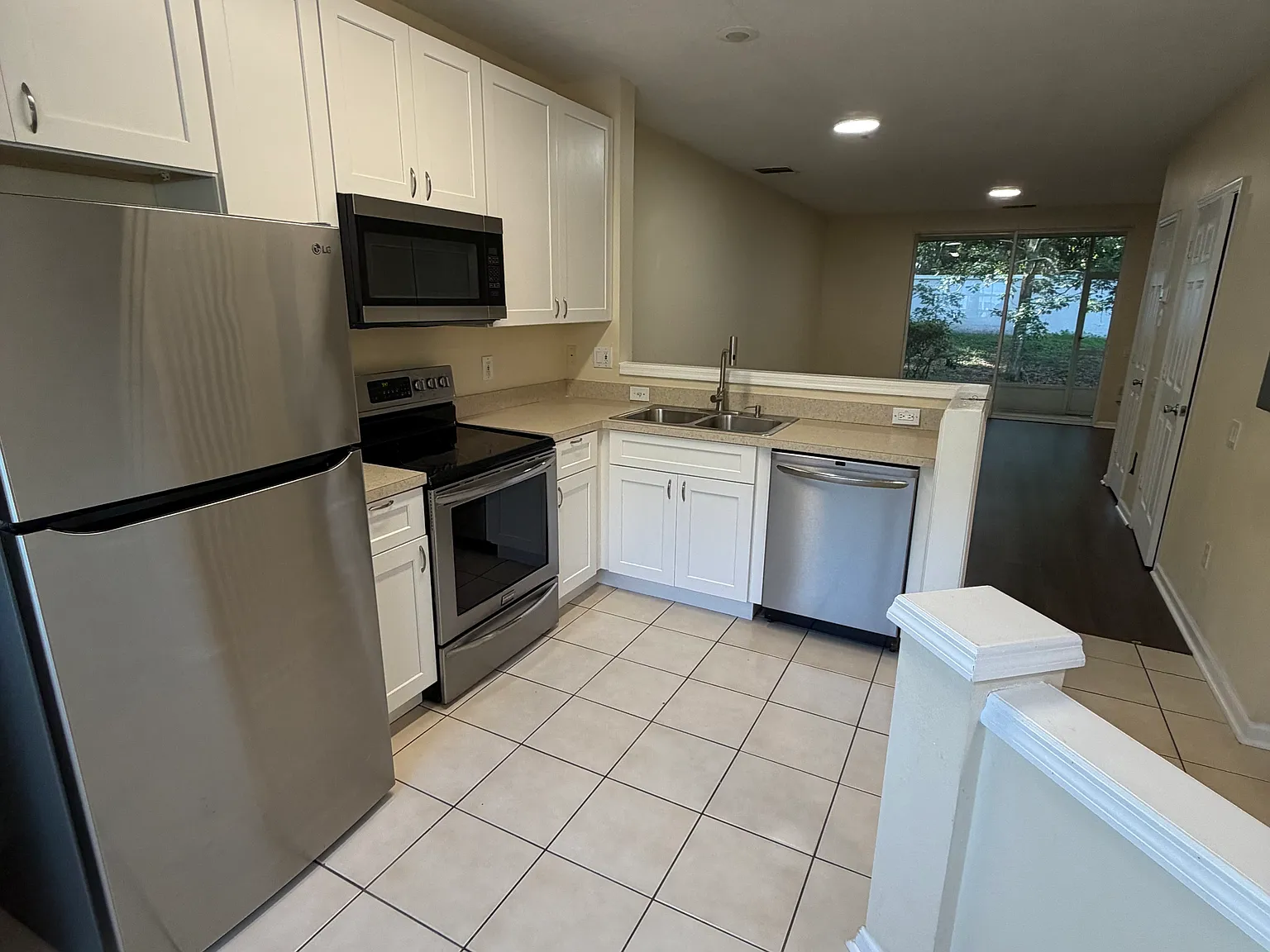 2 bed, 2.5 bath, 1095 sqft, $1,650 — Photo 2