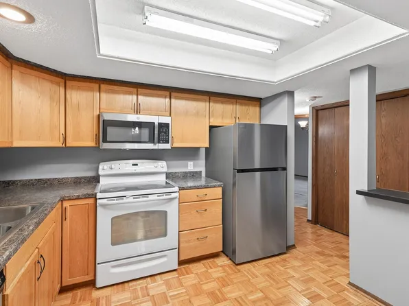 4710 58th Ave N APT 202, Crystal, MN 55429