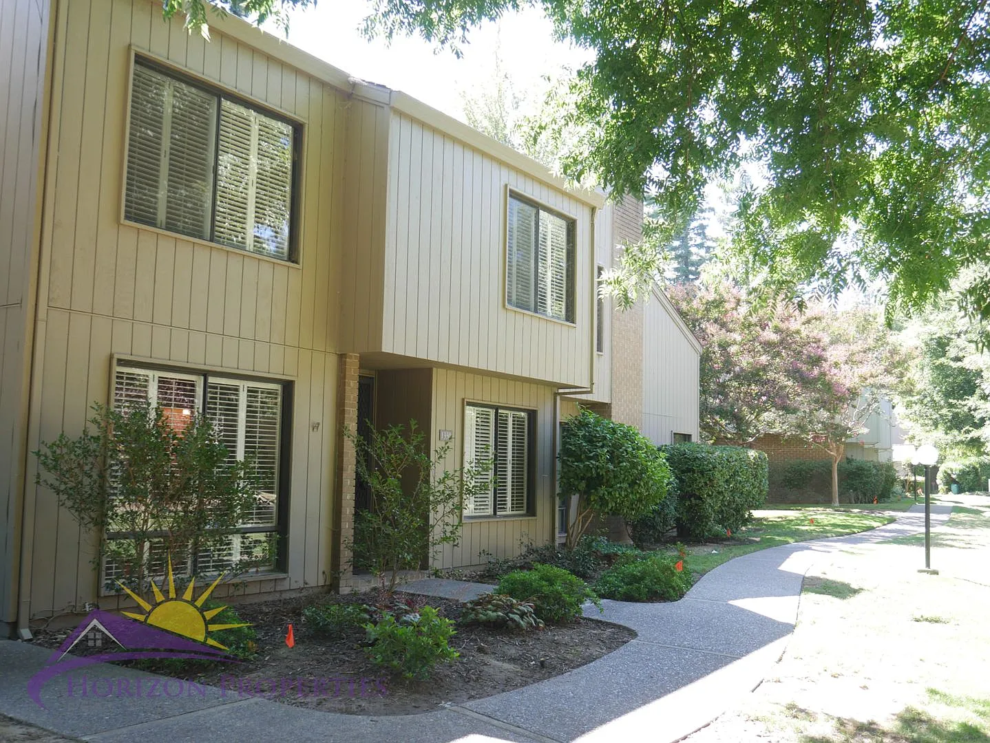 Spacious 2 Bed 2.5 Bath 1,835 sqft Campus Commons Home — Photo 2