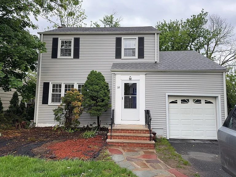 32 Locust Ave — Photo 2