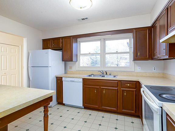 3rd image of 1205 Mountain View Dr