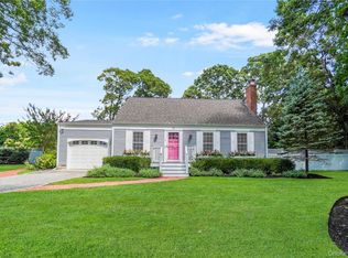 10 Tall Oak Ln, Remsenburg, NY 11960