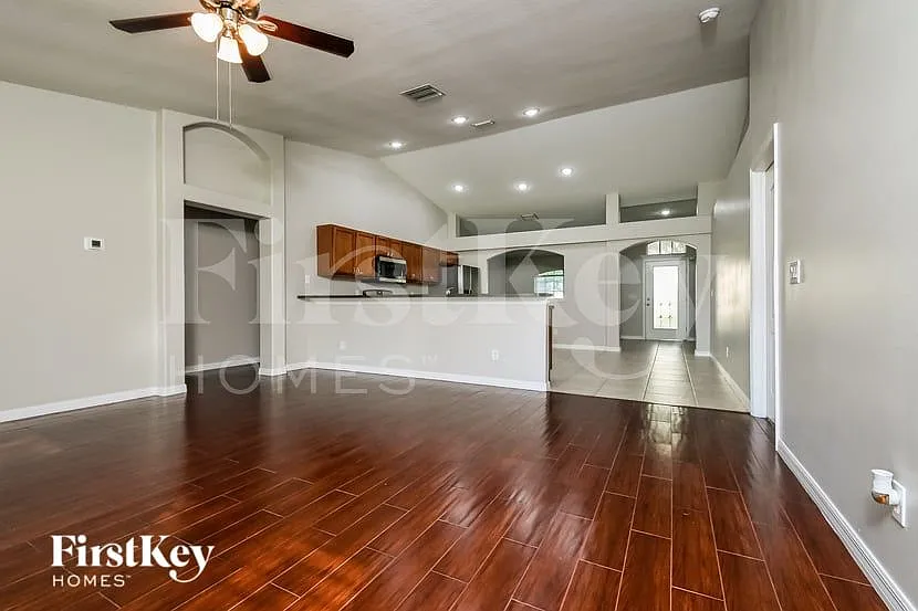4 bed, 2.0 bath, 2112 sqft, $2,790 — Photo 3