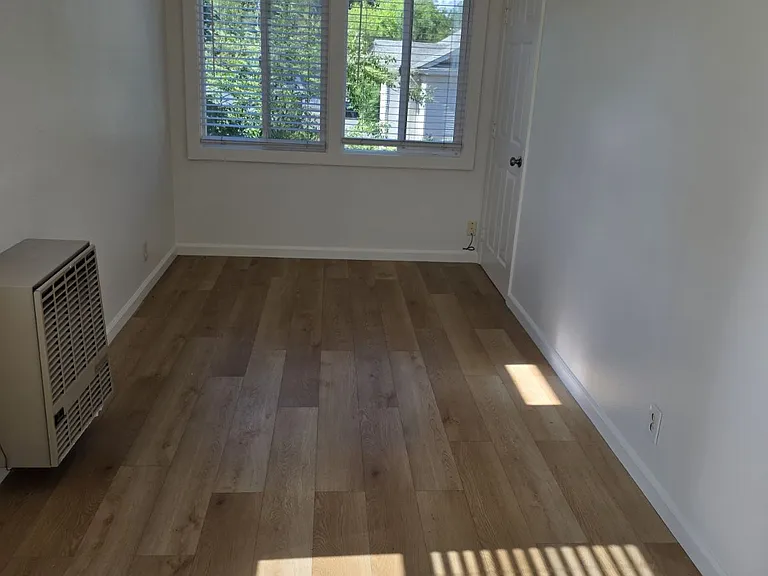 934 Clark St E — Photo 3