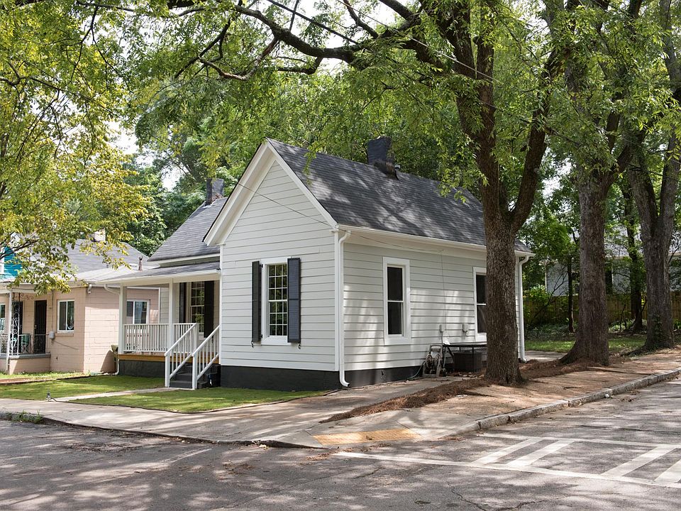Adorable Historical Craftsman Home on a scenic corner in South Atlanta. Fenced in yard for pets and kiddos. Big Georgia Porch to socialize and meet your neighbors. Airbnb event spaces on opposite corners and oak lined street give this home a park fron