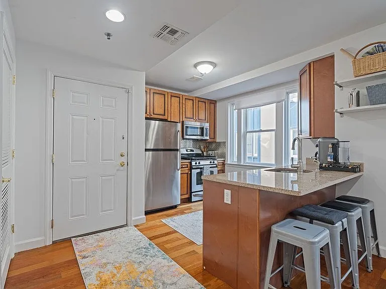 620 38th St #903 — Photo 9