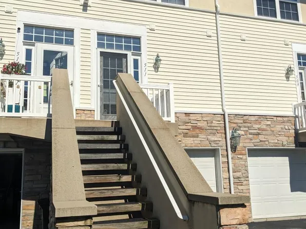 511 Mackinaw Trl, Luna Pier, MI 48157