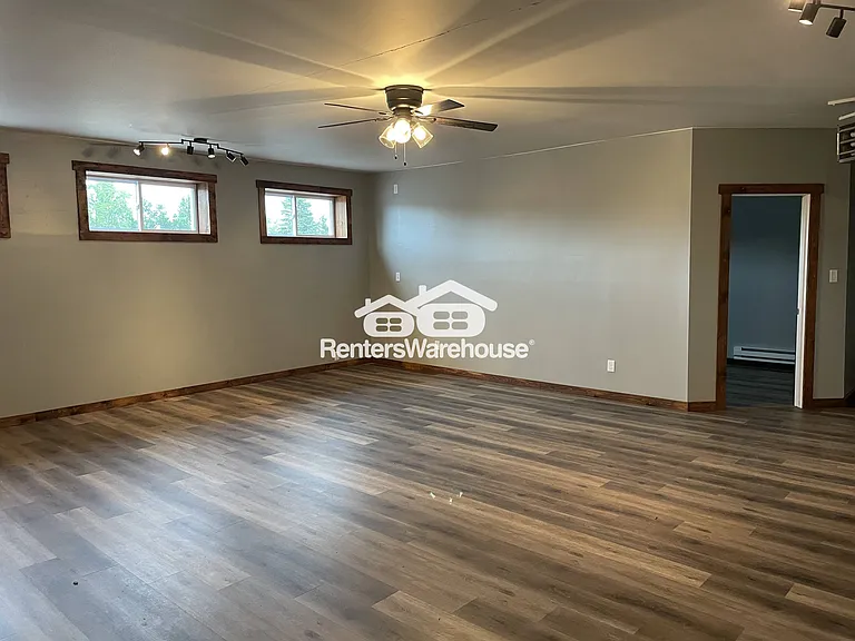 1496 E Division Ave — Photo 3