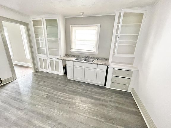 2nd image of 524 Woodlawn Ave #2