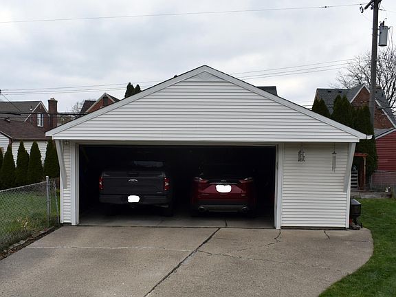 2.5 garage with lots of storage! Not common in the area