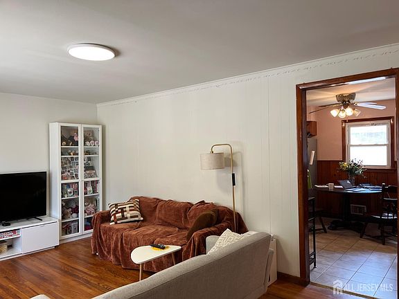 5th image of 10 Travers Ave