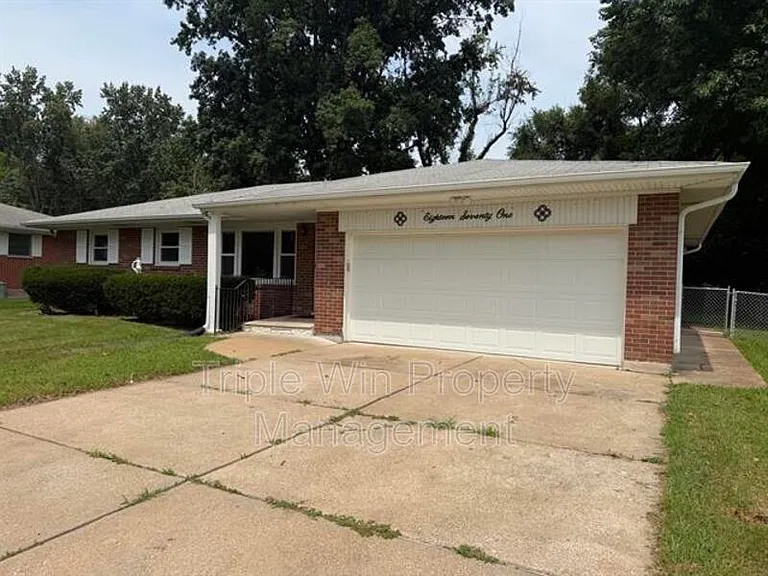 1871 Shardell Dr — Photo 3