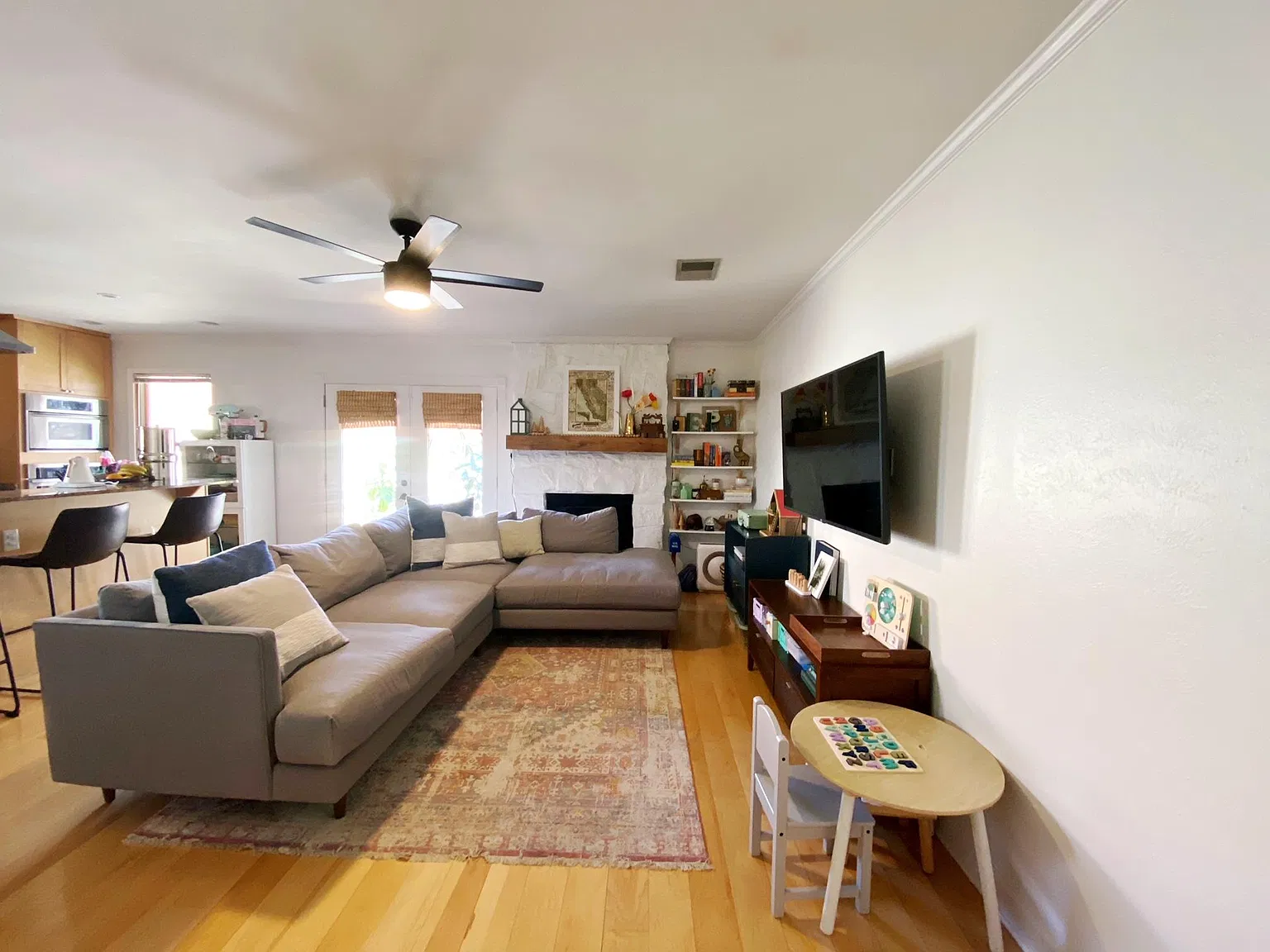 3 bed, 1406 sqft, $2,400 — Photo 2