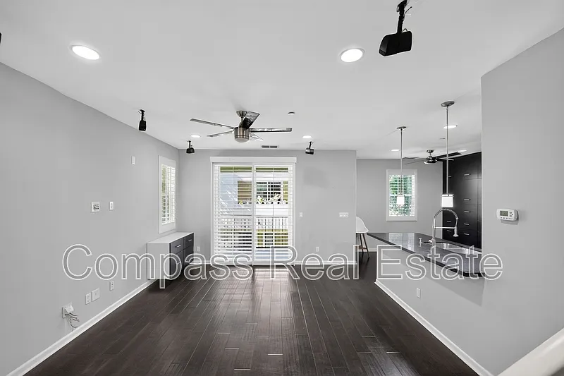 3 bed, 2.5 bath, 1462 sqft, $4,400 — Photo 4
