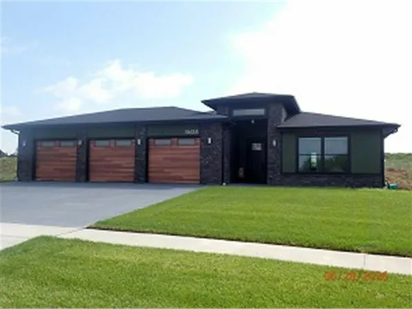 1604 N G St, Indianola, IA 50125
