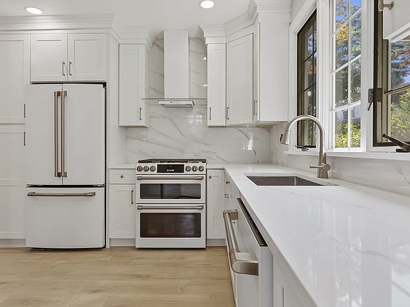 2nd image of 220 Boulevard