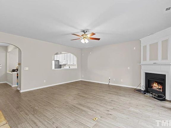 5th image of 403 Walnut Woods Dr