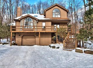 2227 Hillcrest Dr, Pocono Pines, PA 18350